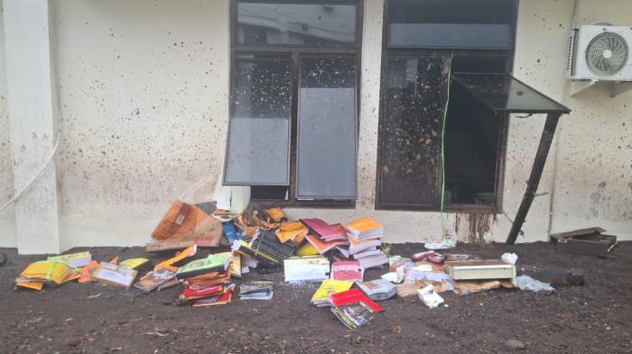 BANJIR BANDANG - Mapolres Sitaro, Kelurahan Paseng, Siau Barat, Sitaro, Sulawesi Utara, pasca bencana banjir bandang, Rabu (7/1/2026). Total ada 206 unit bangunan yang ikut terdampak banjir bandang di Siau, Kabupaten Sitaro, Provinsi Sulawesi Utara. Dari jumlah tersebut 30 rumah dilaporkan hilang terbawa banjir. 52 rumah rusak berat. 29 rumah rusak sedang dan 89 lainnya rusak ringan.