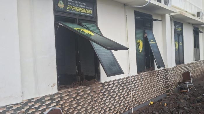 BANJIR BANDANG - Mapolres Sitaro, Kelurahan Paseng, Siau Barat, Sitaro, Sulawesi Utara, pasca bencana banjir bandang, Rabu (7/1/2026). Total ada 206 unit bangunan yang ikut terdampak banjir bandang di Siau, Kabupaten Sitaro, Provinsi Sulawesi Utara. Dari jumlah tersebut 30 rumah dilaporkan hilang terbawa banjir. 52 rumah rusak berat. 29 rumah rusak sedang dan 89 lainnya rusak ringan.