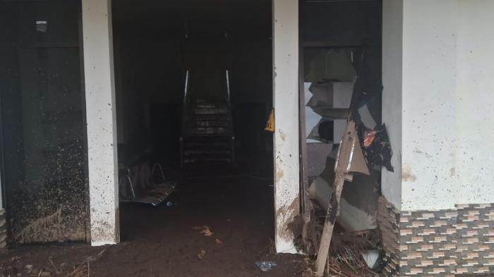 BANJIR BANDANG - Mapolres Sitaro, Kelurahan Paseng, Siau Barat, Sitaro, Sulawesi Utara, pasca bencana banjir bandang, Rabu (7/1/2026). Total ada 206 unit bangunan yang ikut terdampak banjir bandang di Siau, Kabupaten Sitaro, Provinsi Sulawesi Utara. Dari jumlah tersebut 30 rumah dilaporkan hilang terbawa banjir. 52 rumah rusak berat. 29 rumah rusak sedang dan 89 lainnya rusak ringan.