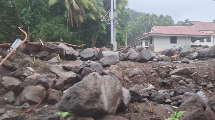 BANJIR BANDANG - Mapolres Sitaro, Kelurahan Paseng, Siau Barat, Sitaro, Sulawesi Utara, pasca bencana banjir bandang, Rabu (7/1/2026). Total ada 206 unit bangunan yang ikut terdampak banjir bandang di Siau, Kabupaten Sitaro, Provinsi Sulawesi Utara. Dari jumlah tersebut 30 rumah dilaporkan hilang terbawa banjir. 52 rumah rusak berat. 29 rumah rusak sedang dan 89 lainnya rusak ringan.