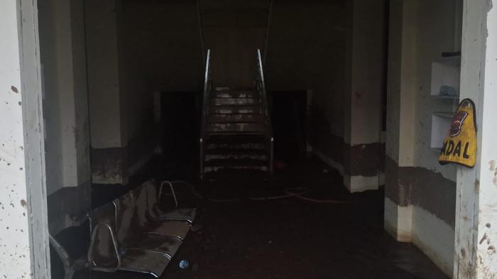 BANJIR BANDANG - Mapolres Sitaro, Kelurahan Paseng, Siau Barat, Sitaro, Sulawesi Utara, pasca bencana banjir bandang, Rabu (7/1/2026). Total ada 206 unit bangunan yang ikut terdampak banjir bandang di Siau, Kabupaten Sitaro, Provinsi Sulawesi Utara. Dari jumlah tersebut 30 rumah dilaporkan hilang terbawa banjir. 52 rumah rusak berat. 29 rumah rusak sedang dan 89 lainnya rusak ringan.