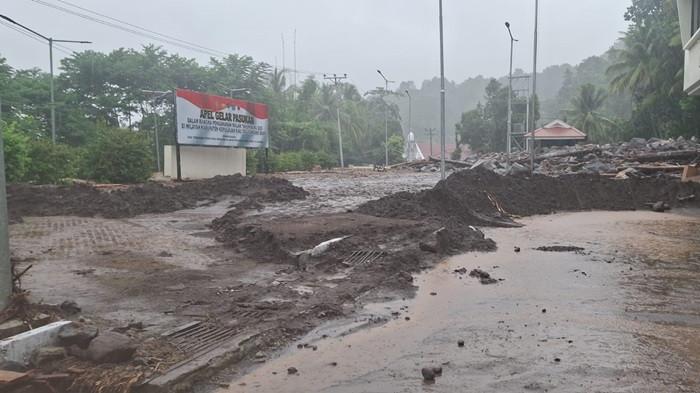 BANJIR BANDANG - Mapolres Sitaro, Kelurahan Paseng, Siau Barat, Sitaro, Sulawesi Utara, pasca bencana banjir bandang, Rabu (7/1/2026). Total ada 206 unit bangunan yang ikut terdampak banjir bandang di Siau, Kabupaten Sitaro, Provinsi Sulawesi Utara. Dari jumlah tersebut 30 rumah dilaporkan hilang terbawa banjir. 52 rumah rusak berat. 29 rumah rusak sedang dan 89 lainnya rusak ringan.