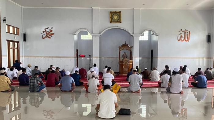 SHOLAT - Masjid Amirul Bahri di Komplek Komando Daerah Angkatan Laut VIII (atau Kodaeral VIII), Kairagi Weru, Kecamatan Paal Dua, Kota Manado, Sulawesi Utara. Jadwal imsak dan buka puasa di Kota Manado, Sulut, besok Jumat 20 Februari 2026.