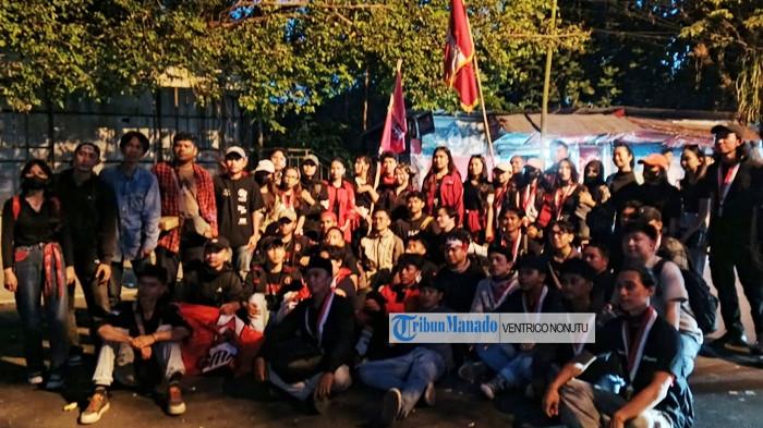 BERAKHIR KONDUSIF - Massa aksi Aliansi Geram Sulut saat demonstrasi di Kantor DPRD Sulut, Kamis (4/9/2025).