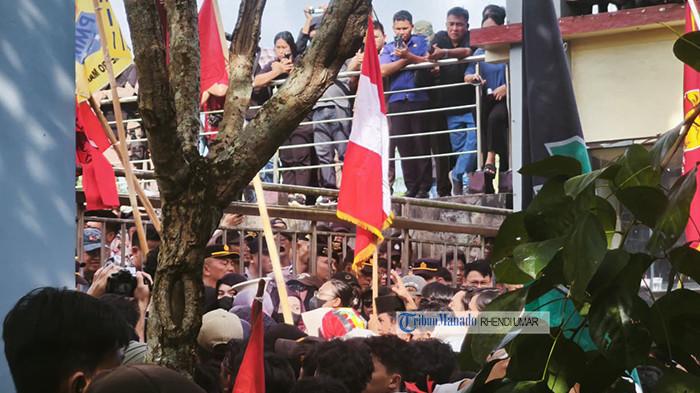 Massa aksi unjuk rasa di Depan Gerbang Gedung DPRD Sulut. . Foto 2