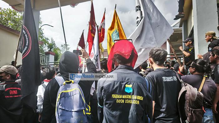 Massa aksi unjuk rasa di Depan Gerbang Gedung DPRD Sulut. Foto 3