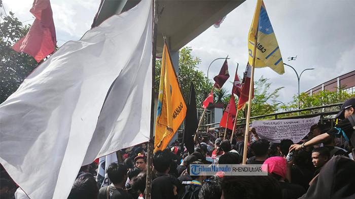 Massa aksi unjuk rasa di Depan Gerbang Gedung DPRD Sulut. Foto 4