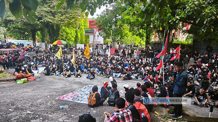 Massa aksi unjuk rasa di Depan Gerbang Gedung DPRD Sulut. Foto 5