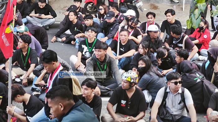 Massa aksi unjuk rasa di Depan Gerbang Gedung DPRD Sulut. Foto 6