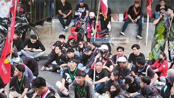 Massa aksi unjuk rasa di Depan Gerbang Gedung DPRD Sulut. Foto 7