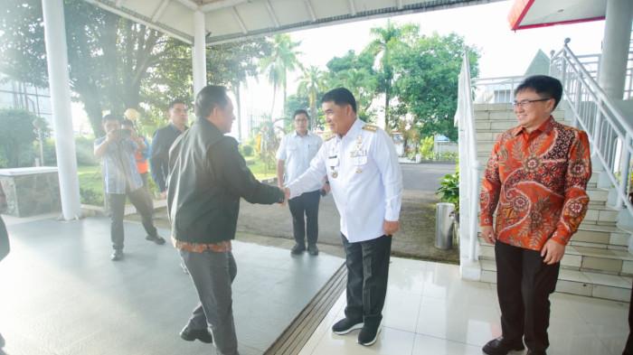 TIBA: Mendagri Republik Indonesia, Muhammad Tito Karnavian, tiba di Bandara Sam Ratulangi Manado, Kamis (23/10/2025) pagi. Kedatangan Mendagri disambut langsung oleh Gubernur Sulawesi Utara (Sulut) Yulius Selvanus Komaling (YSK).