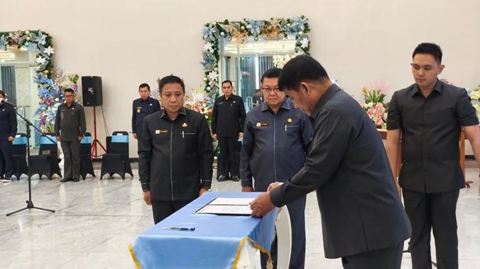 ROTASI: Menjelang berakhirnya tahun 2025, Gubernur Sulawesi Utara, Yulius Selvanus Komaling (YSK), melakukan rotasi jabatan administrator di lingkungan Pemerintah Provinsi Sulawesi Utara. Gubernur YSK menegaskan bahwa jabatan yang diemban para pejabat merupakan amanah yang harus dilaksanakan dengan penuh tanggung jawab demi kepentingan masyarakat.