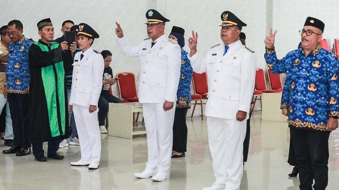 Michael Thungari melantik 16 pejabat Administrator, Pengawas, dan Fungsional