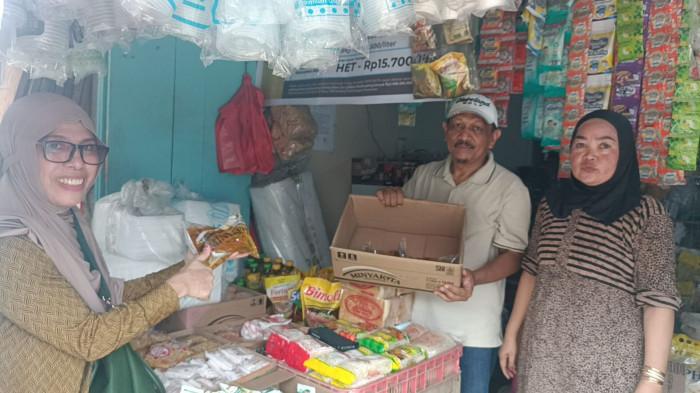 CEK: Disdagkop saat melakukan pengecekan harga MinyaKita di Pasar 23 Maret Kota Kotamobagu, Sulawesi Utara, Jumat (24/04/2026). Stok ada dan harga sesuai HET.