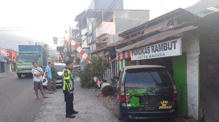 Diduga Lantaran Ngantuk, Mobil Xenia Hitam Tabrak Tempat Pangkas Rambut di Girian Bitung