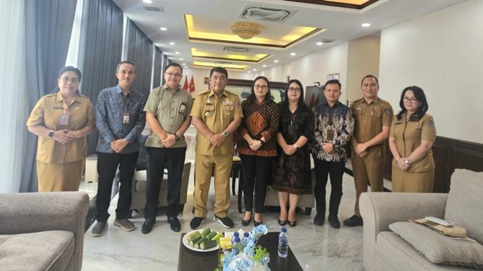 Momen Gubernur Sulut Yulius Selvanus Komaling terima hasil ombudsman