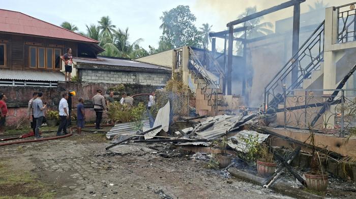 KEBAKARAN - Musibah kebakaran kembali terjadi di wilayah Kabupaten Kepulauan Sangihe. Kali ini, satu unit rumah semi permanen milik warga di Kelurahan Santiago, Kecamatan Tahuna, dilalap si jago merah pada Rabu (4/2/2026).