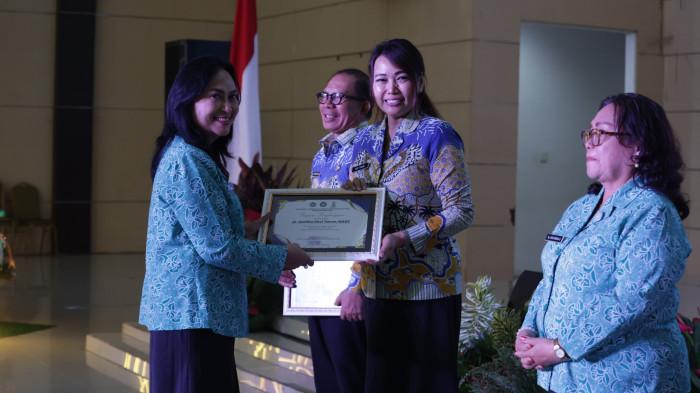 KINERJA: Ketua Tim Penggerak PKK Provinsi Sulawesi Utara, Ny. Anik Yulius Selvanus, resmi membuka Kegiatan Temu Kader TP PKK Kabupaten/Kota se-Sulawesi Utara.