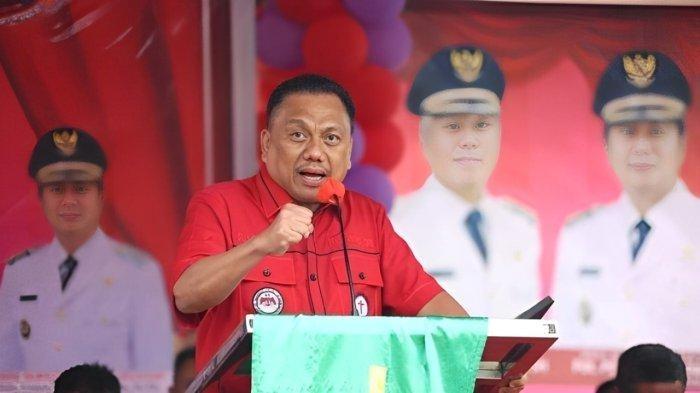 PDIP SULUT - Olly Dondokambey saat diwawancarai awak media. Kabar terbaru, Olly Dondokambey dicopot dari jabatan Ketua DPD PDIP Sulawesi Utara (Sulut).