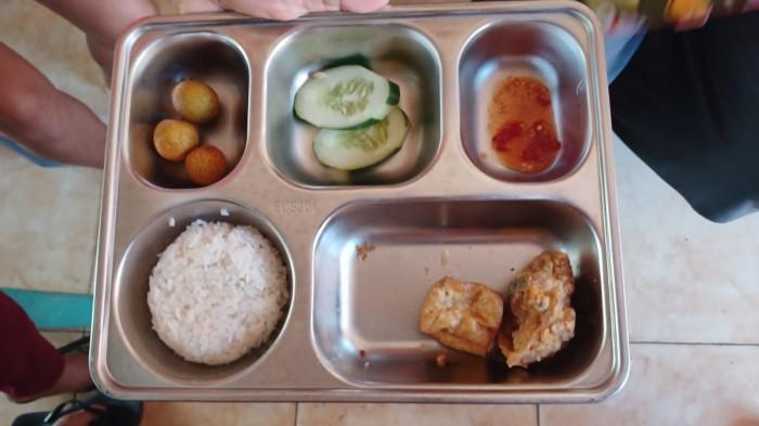MBG - Menu MBG yang disalurkan di salah satu sekolah di Kelurahan Molas, Kecamatan Bunaken, Kota Manado, Sulawesi Utara, Kamis (16/4/2026). Orang tua murid mengeluhkan kinerja SPPG Bunaken-Molas.