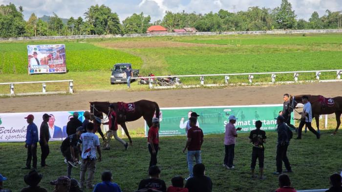 PACUAN KUDA - Gubernur Sulawesi Utara, Yulius Selvanus Komaling (YSK).lor45