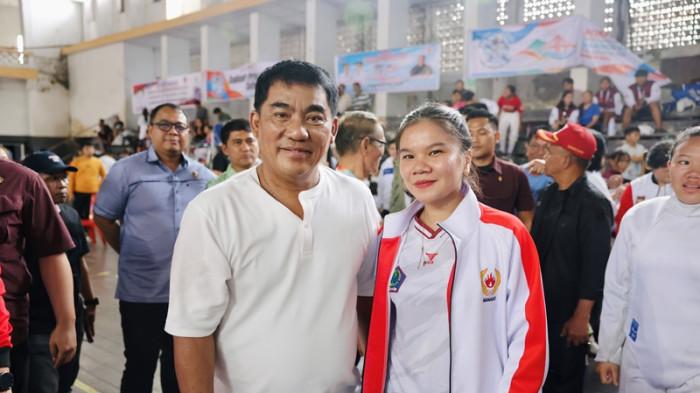 PANTAU - Gubernur Sulawesi Utara, Yulius Selvanus Komaling (YSK), hadir langsung untuk memantau jalannya sejumlah pertandingan pada Pekan Olahraga Provinsi Sulut XII.
