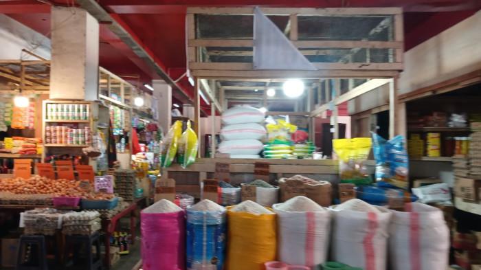 PASAR BERSEHATI - Beras yang dijual di Pasar Bersehati, Manado, Sulawesi Utara, Jumat (9/1/2026). Berikut daftar harga bahan pangan hari ini.