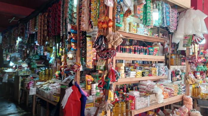 PASAR BERSEHATI - Sembako yang dijual di Pasar Bersehati, Manado, Sulawesi Utara, Rabu (28/1/2026). Berikut daftar harga bahan pangan hari ini.