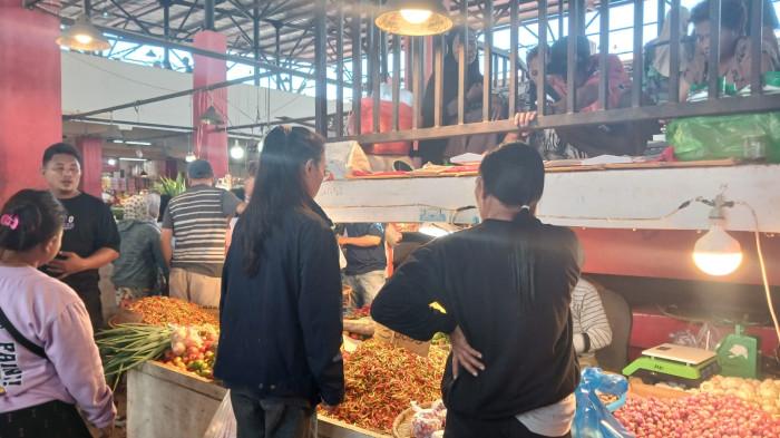 PASAR BERSEHATI - Suasana Pasar Bersehati, Manado, Sulawesi Utara, Jumat (13/2/2026). Berikut daftar harga bahan pangan hari ini.