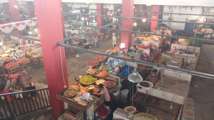 PASAR BERSEHATI - Suasana Pasar Bersehati, Manado, Sulawesi Utara, Minggu (4/1/2026). Berikut daftar harga bahan pangan hari ini.