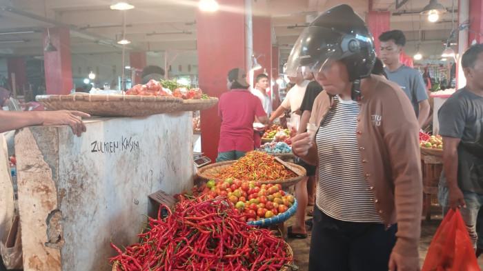 PASAR BERSEHATI - Suasana Pasar Bersehati, Manado, Sulawesi Utara, Selasa (17/2/2026). Berikut daftar harga bahan pangan hari ini.
