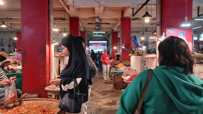 PASAR BERSEHATI - Suasana Pasar Bersehati, Manado, Sulawesi Utara, Selasa (17/3/2026). Berikut daftar harga bahan pangan hari ini.