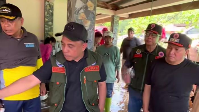 PASCA BANJIR - Bupati, wakil Bupati serta Sekda Bolmong saat memimpin gerakan kerja bakti pascabanjir. Badan Penanggulangan Bencana Daerah (BPBD) Kabupaten Bolaang Mongondow (Bolmong), Sulawesi Utara (Sulut), sebut puluhan balita turut terdampak dalam musibah banjir bandang 4 desa di Kecamatan Bolaang.