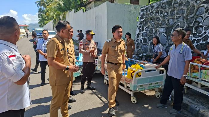 PASCA GEMPA - Bupati Kepulauan Sangihe, Michael Thungari bersama Wakil Bupati Tendris Bulahari dan jajaran Forkopimda turun langsung meninjau kondisi pasien di RSUD Liun Kendage Tahuna, Senin (8/6/2026), pascagempa bumi yang mengguncang wilayah Kepulauan Sangihe.