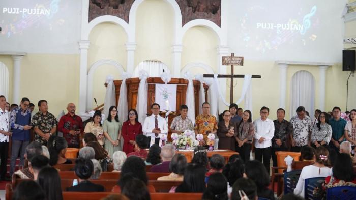 PASKAH - Bupati Minut Pnt Dr Joune Ganda beribadah Hari Raya Paskah bersama jemaat dan BPMJ GMIM Immanuel Kaima wilayah Minawerot.