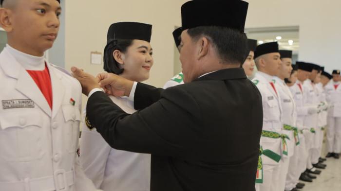 PASKIBRAKA SULUT - Sebanyak 60 Paskibraka Sulawesi Utara 2025 dikukuhkan Pemerintah Provinsi Sulut di Wisma Bumi Beringin, Kota Manado, Selasa (12/8/2025). Pasukan Pengibar Bendera Pusaka (Paskibraka) Provinsi Sulawesi Utara 2025 ini akan mengibarkan bendera merah putih di acara peringatan HUT ke-80 RI pada tanggal 17 Agustus 2025.