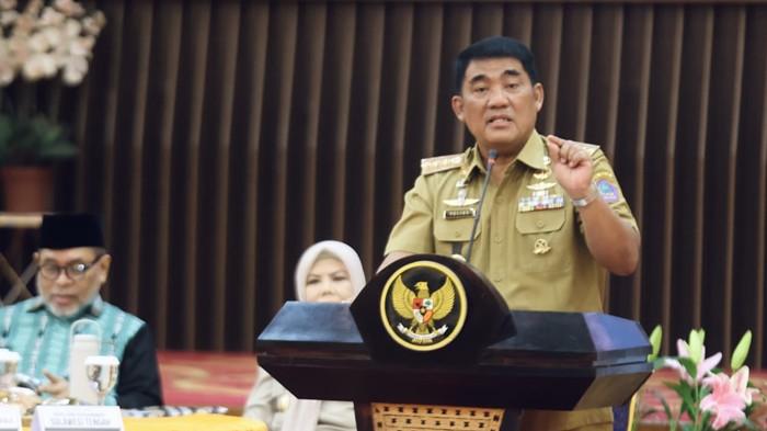SEMANGAT - Gubernur Sulut Yulius Selvanus Komaling (YSK).