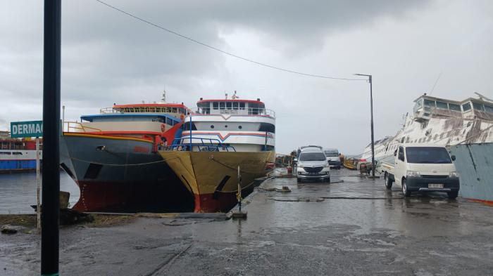 PELABUHAN MANADO - Aktivitas bongkar muat kapal di Pelabuhan Manado, Sulawesi Utara, Senin (8/12/2025). Hingga kini tak ada penundaan keberangkatan kapal.