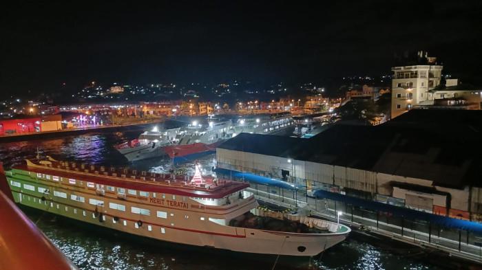 PELABUHAN MANADO - Kapal-kapal yang masih bersandar di Pelabuhan Manado, Sulawesi Utara, Selasa (6/1/2026). Ketiga kapal tersebut seharusnya berlayar malam ini namun ditunda.
