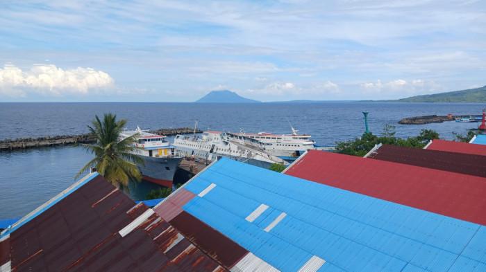 PELABUHAN MANADO - Pelabuhan Manado dari Jembatan Soekarno. Berikut jadwal kapal dari Pelabuhan Manado, Selasa (10/2/2026).