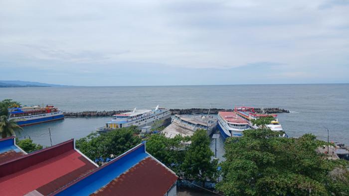 PELABUHAN MANADO - Pemandangan Pelabuhan Manado dari Jembatan Soekarno. Berikut jadwal kapal dari Pelabuhan Manado Kamis (5/3/2026).