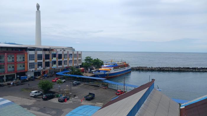 PELABUHAN MANADO - Pemandangan Pelabuhan Manado dari Jembatan Soekarno, Kamis (26/2/2026). Berikut jadwal kapal dari Pelabuhan Manado pada Jumat (27/2/2026).