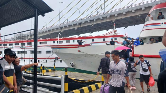 PELABUHAN MANADO - Penumpang turun dari kapal di Pelabuhan Manado, Sulawesi Utara. Berikut jadwal kapal dari Pelabuhan Manado, Jumat (30/1/2026).