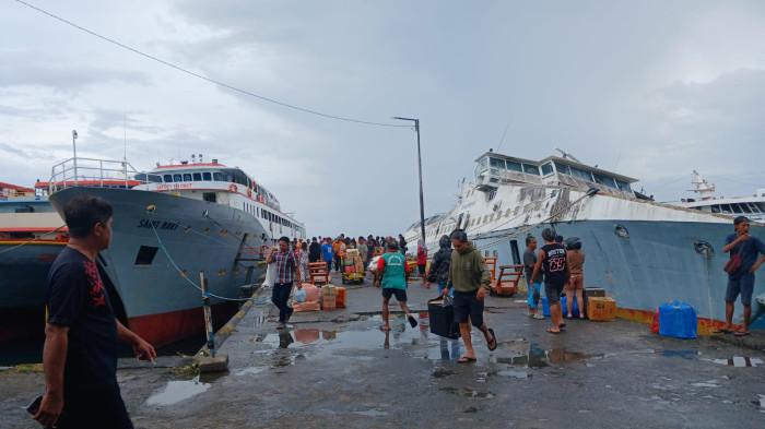 PELABUHAN MANADO - Penumpang yang turun di Pelabuhan Manado, Sulawesi Utara, Minggu (4/1/2026). Berikut daftar jumlah penumpang di Pelabuhan Manado hingga 3 Januari 2026.