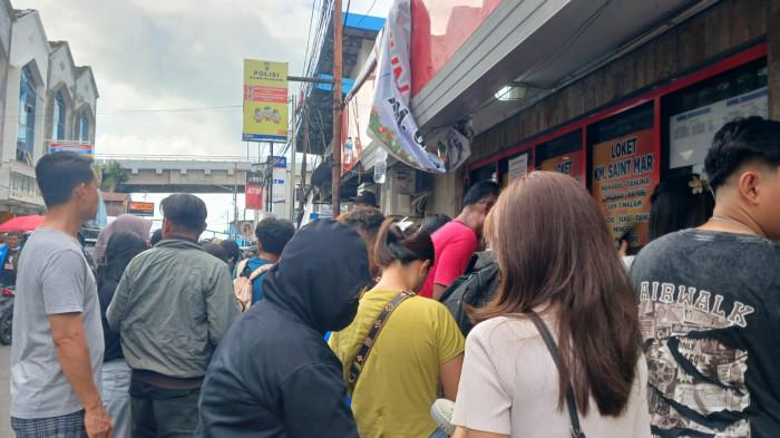 PELABUHAN MANADO - Suasana loket penjualan tiket di Pelabuhan Manado, Sulawesi Utara, Senin (15/12/2025). Ada yang memilih pulang kampung lebih awal, ada yang mendekati Natal 2025.