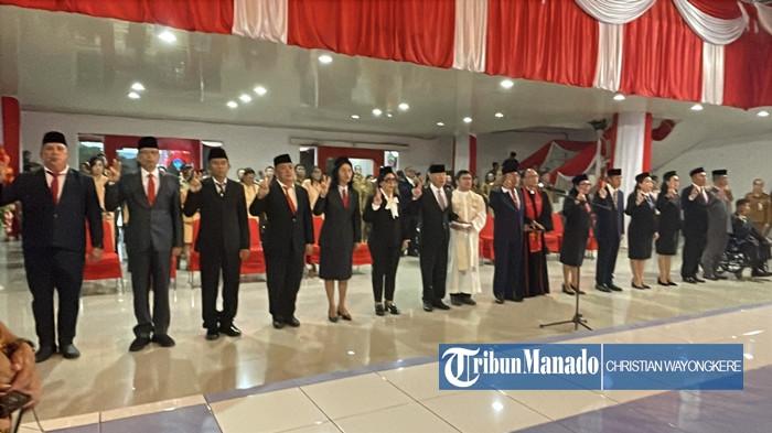 PELANTIKAN PEJABAT MINUT - Bupati Kabupaten Minahasa Utara Joune Ganda melakukan roling pejabat Eselon II sebanyak 15 orang. Sembilan di antaranya dilantik pada jabatan baru dan 6 tak berubah posisi. Pelantikan digelar di Atrium Kantor Bupati Minut, Kelurahan Airmadidi Atas, Kecamatan Airmadidi, Minut, Sulawesi Utara (Sulut), Selasa (7/10/2025). Foto Christian Wayongkere/TribunManado.co.id