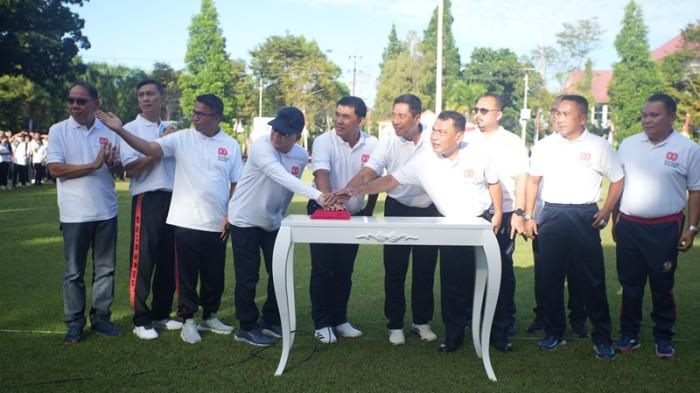 PENCANANGAN: Gubernur Sulawesi Utara Yulius Selvanus Komaling (YSK) menghadiri apel pencanangan HUT ke-80 Republik Indonesia, Jumat (8/8/2025). YSK menyebut tema peringatan tahun ini Bersatu, Berdaulat, Rakyat Sejahtera, Indonesia Maju menjadi kompas arah gerak kita.