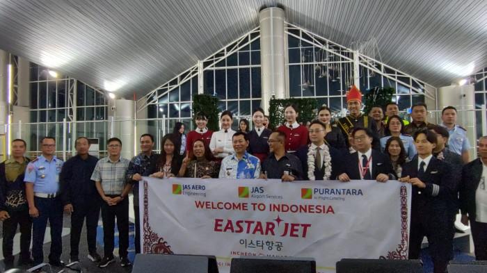 Pesawat Eastar Jet Mendarat di Bandara Sam Ratulangi Manado, Disambut Wagub Sulut Victor Mailangkay