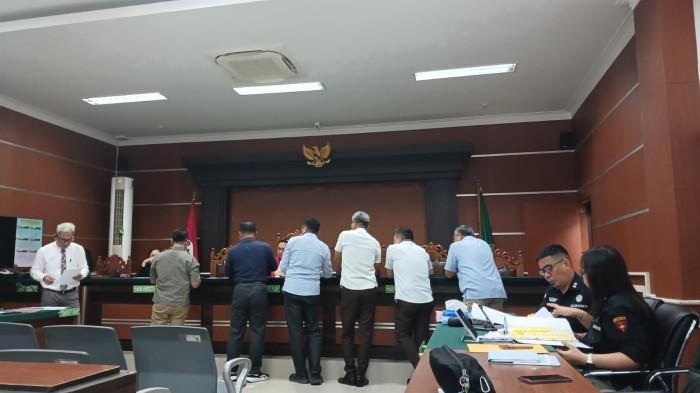 PENGUNJUNG - Sidang praperadilan penetapan tersangka Bupati Sitaro nonaktif, Chyntia Kalangit, di Ruang Prof Dr H Muhammad Hatta Ali SH MH, Pengadilan Negeri Manado, Jalan Adipura Raya, Kima Atas, Mapanget, Manado, Sulawesi Utara, Selasa (9/6/2026). Sidang tersebut dipimpin oleh hakim tunggal, Philip Pangalila.