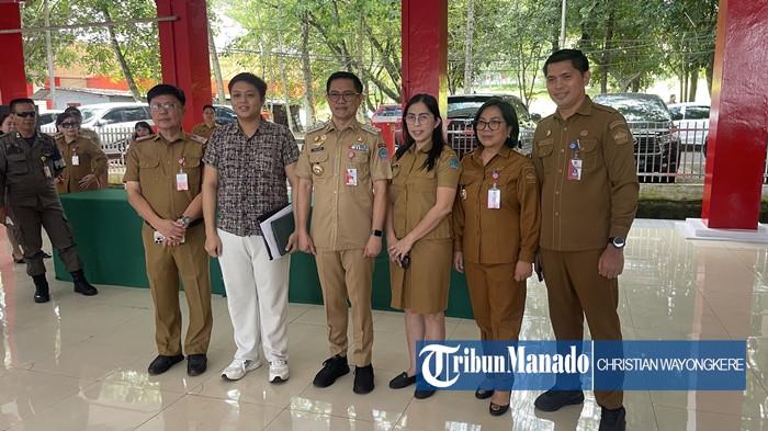 PENYERAHAN - Charlivo Mikaichi Dungus menerima surat keterangan beasiswa kuliah di luar negeri